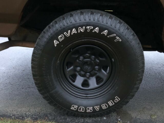 1990 Brown Ford Bronco SUV