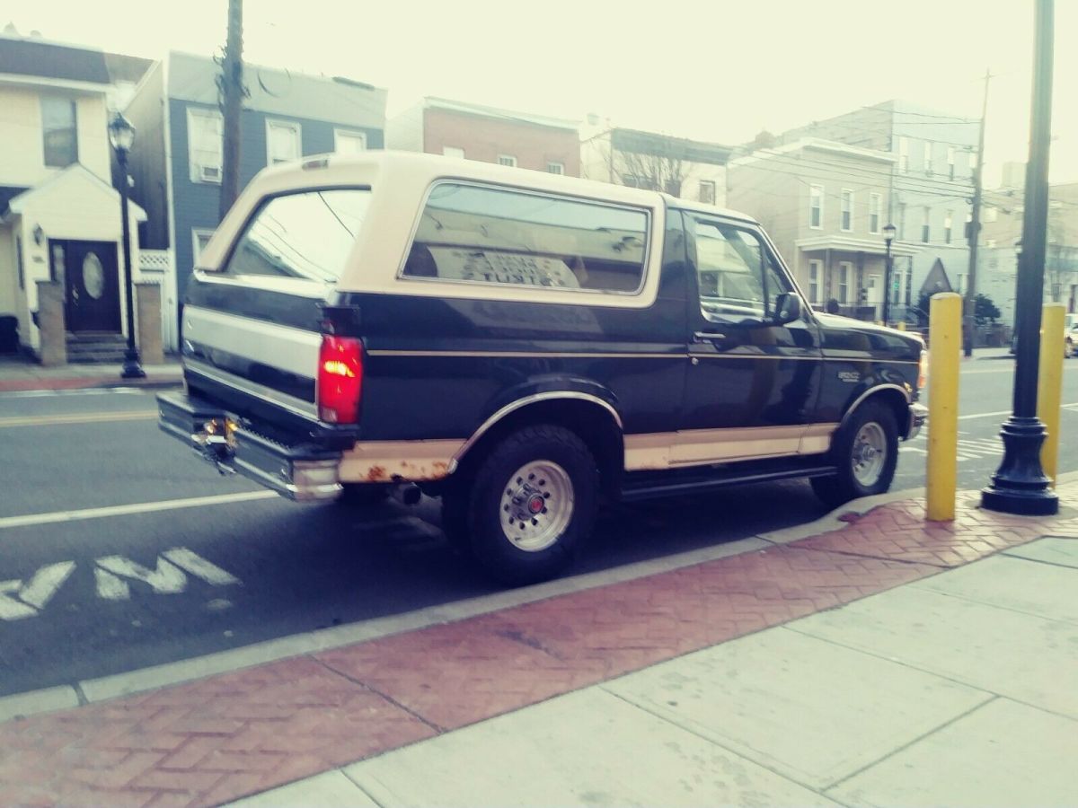 1993 Green Ford Bronco SUV