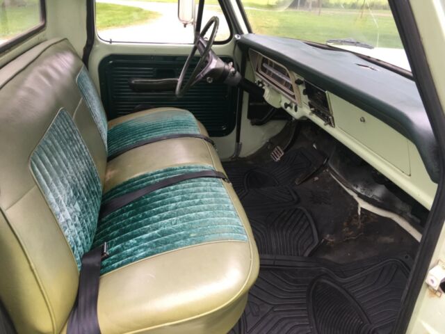 1972 Green Ford F-100 Standard Cab Pickup