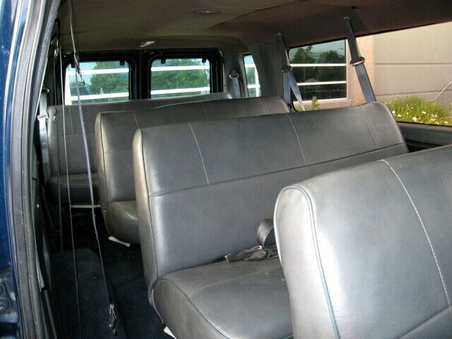 1992 Blue Ford E-Series Van