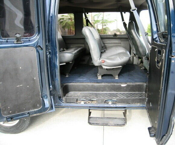 1992 Blue Ford E-Series Van