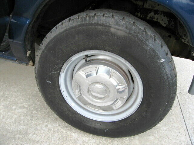 1992 Blue Ford E-Series Van