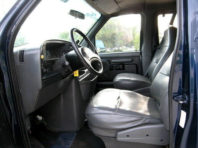 1992 Blue Ford E-Series Van
