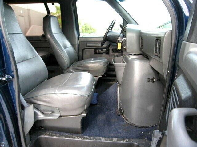 1992 Blue Ford E-Series Van