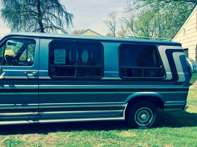 1989 Blue Ford E-Series Van Standard Passenger Van
