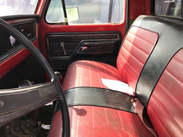 1975 Red Ford F-250