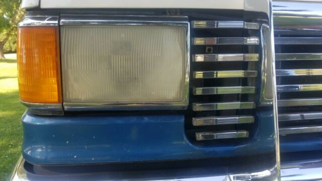 1989 White with Blue stripe - two tone Ford F-250 Extended Cab Pickup