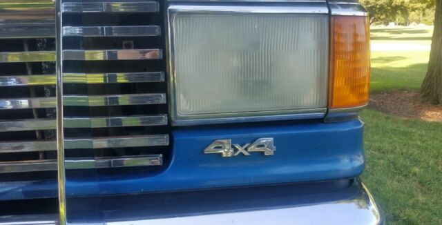 1989 White with Blue stripe - two tone Ford F-250 Extended Cab Pickup