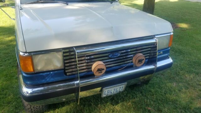 1989 White with Blue stripe - two tone Ford F-250 Extended Cab Pickup