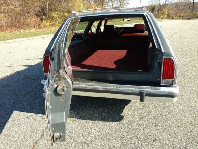 1988 Gray Ford Crown Victoria Wagon