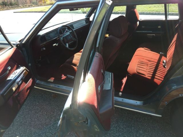 1988 Gray Ford Crown Victoria Wagon