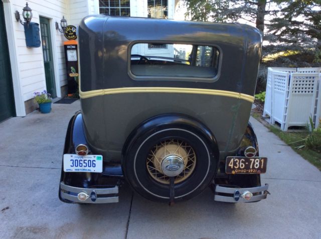 1931 green/yellow Ford Model A 4 doors