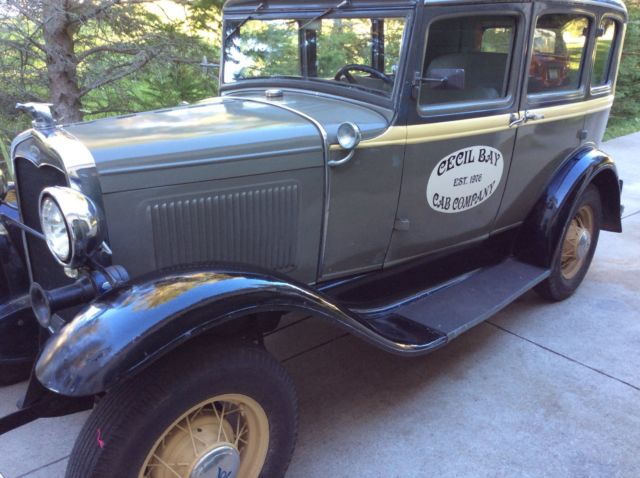 1931 green/yellow Ford Model A 4 doors