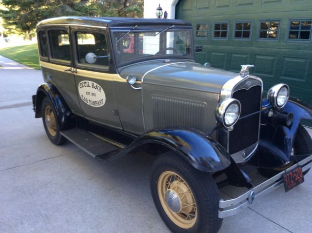 1931 green/yellow Ford Model A 4 doors