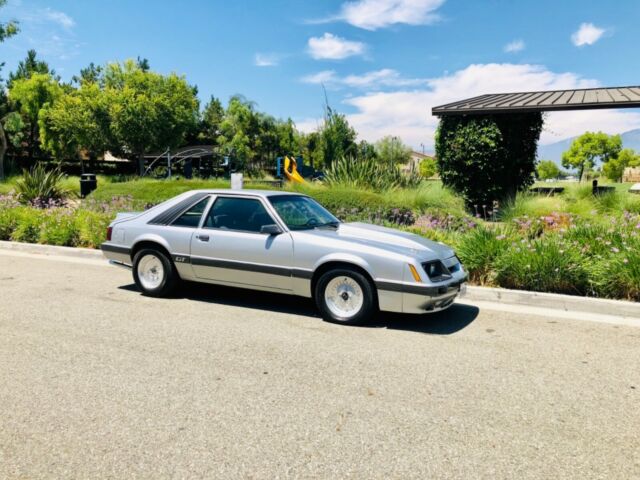 1985 Silver Ford Mustang Crew Cab Pickupckuponvertible