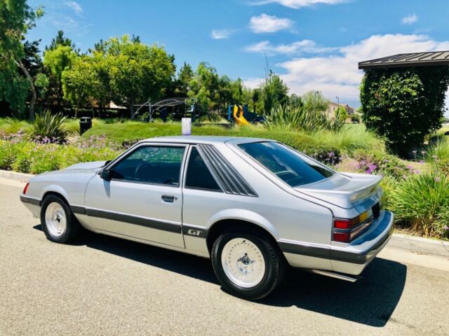 1985 Silver Ford Mustang Crew Cab Pickupckuponvertible