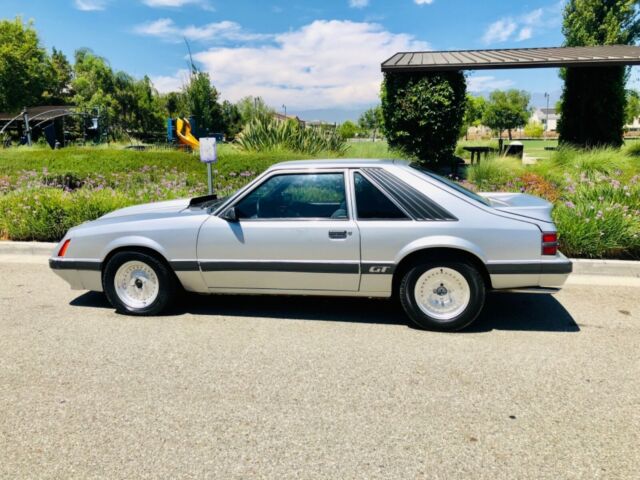 1985 Silver Ford Mustang Crew Cab Pickupckuponvertible