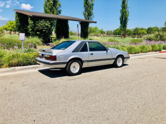 1985 Silver Ford Mustang Crew Cab Pickupckuponvertible