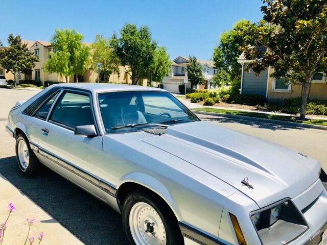 1985 Silver Ford Mustang Crew Cab Pickupckuponvertible