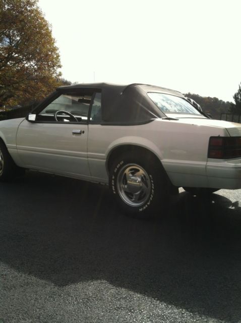 1984 Rose peral white Ford Mustang Convertible