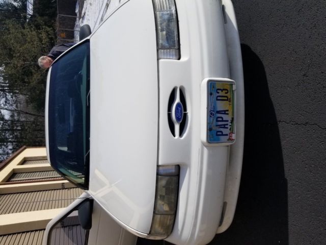 1994 White Ford Taurus Sedan
