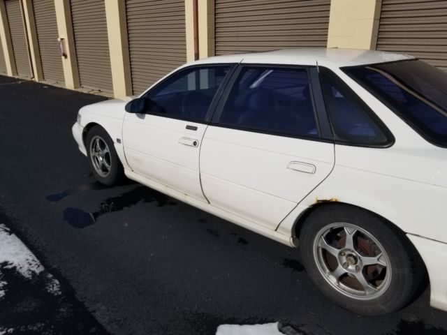 1994 White Ford Taurus Sedan