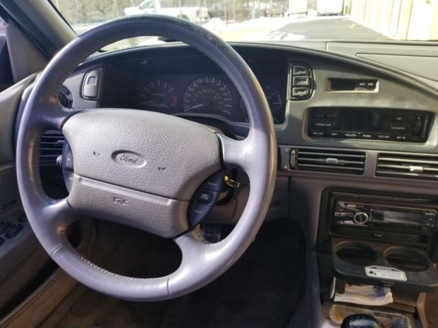 1994 White Ford Taurus Sedan