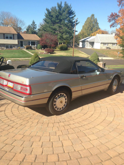 1993 beige u38 Cadillac Allante Convertible