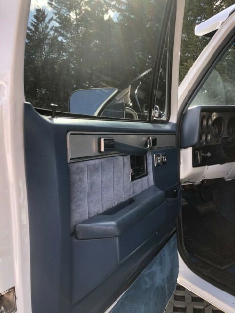1985 White Chevrolet C/K Pickup 1500 Cab & Chassis