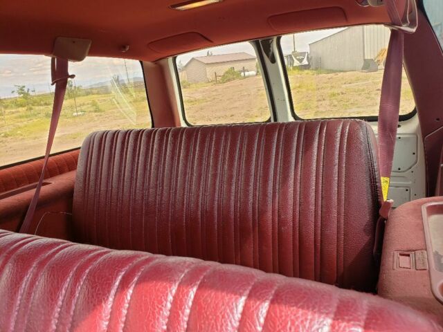 1992 White GMC Suburban SUV