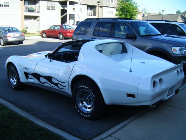1974 White Chevrolet Corvette Coupe