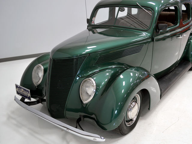 1937 Ford Deluxe