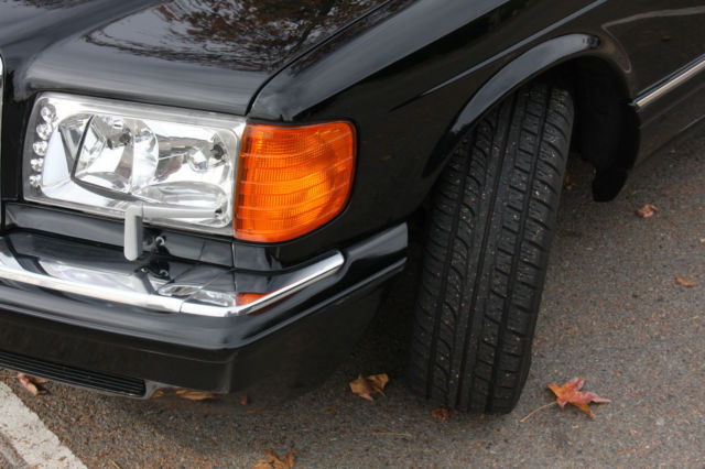 1989 Black Mercedes-Benz 300-Series Sedan
