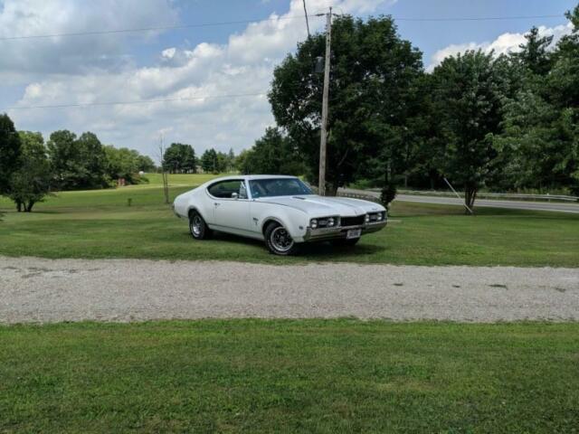 1968 White Oldsmobile Cutlass Coupe