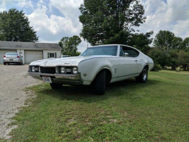 1968 White Oldsmobile Cutlass Coupe