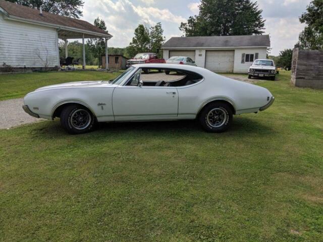 1968 White Oldsmobile Cutlass Coupe