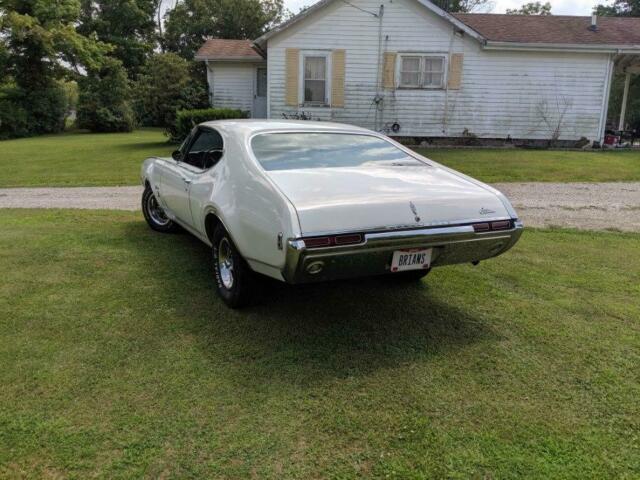 1968 White Oldsmobile Cutlass Coupe