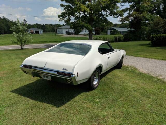 1968 White Oldsmobile Cutlass Coupe