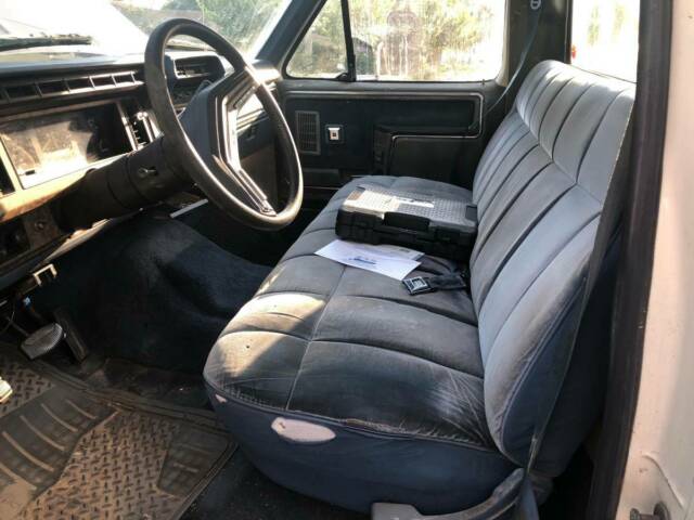 1986 blue and white Ford F-250