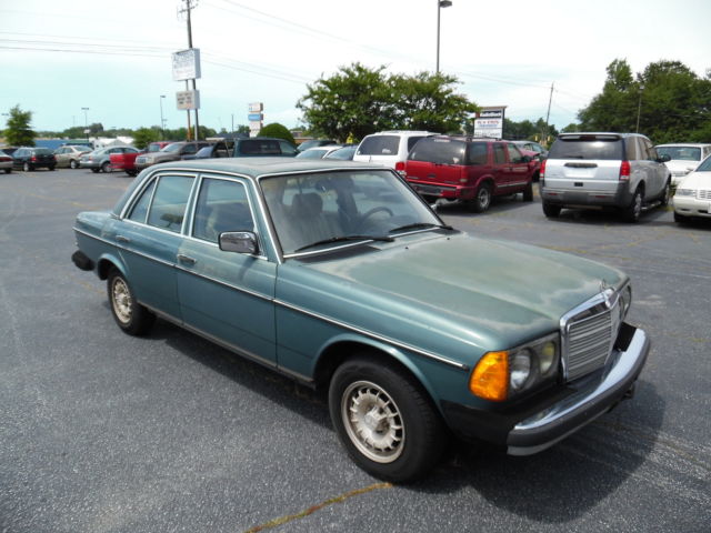 1984 Green Mercedes-Benz 300-Series Sedan