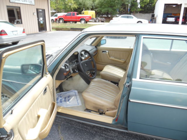 1984 Green Mercedes-Benz 300-Series Sedan