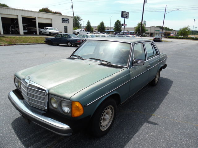 1984 Green Mercedes-Benz 300-Series Sedan
