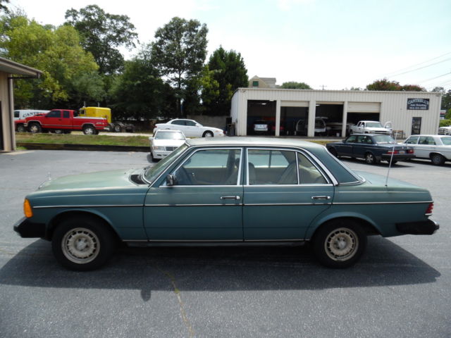 1984 Green Mercedes-Benz 300-Series Sedan