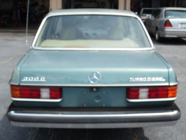 1984 Green Mercedes-Benz 300-Series Sedan