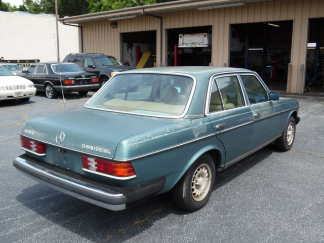 1984 Green Mercedes-Benz 300-Series Sedan