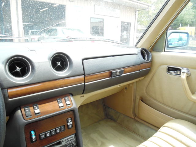 1984 Green Mercedes-Benz 300-Series Sedan