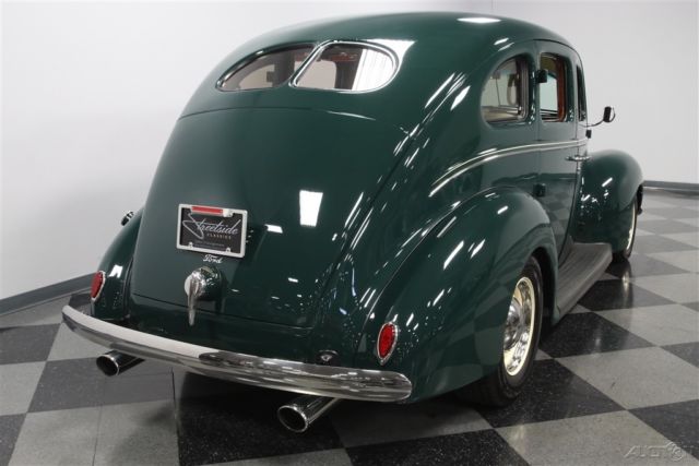 1939 Green Ford Deluxe