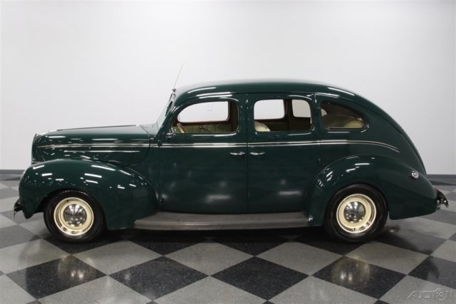 1939 Green Ford Deluxe