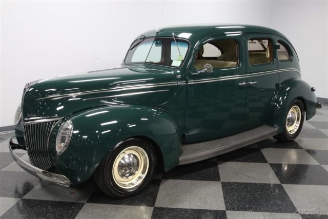 1939 Green Ford Deluxe
