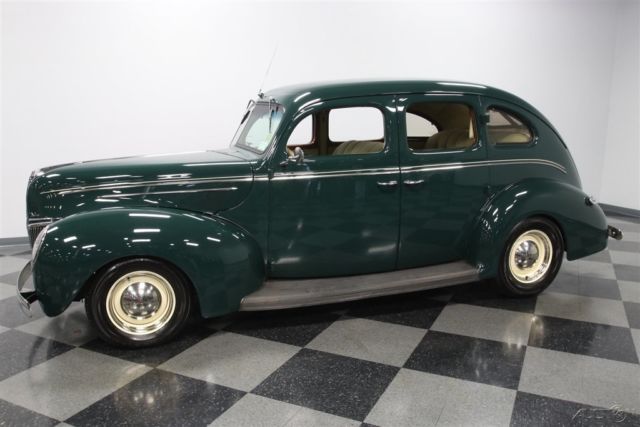 1939 Green Ford Deluxe